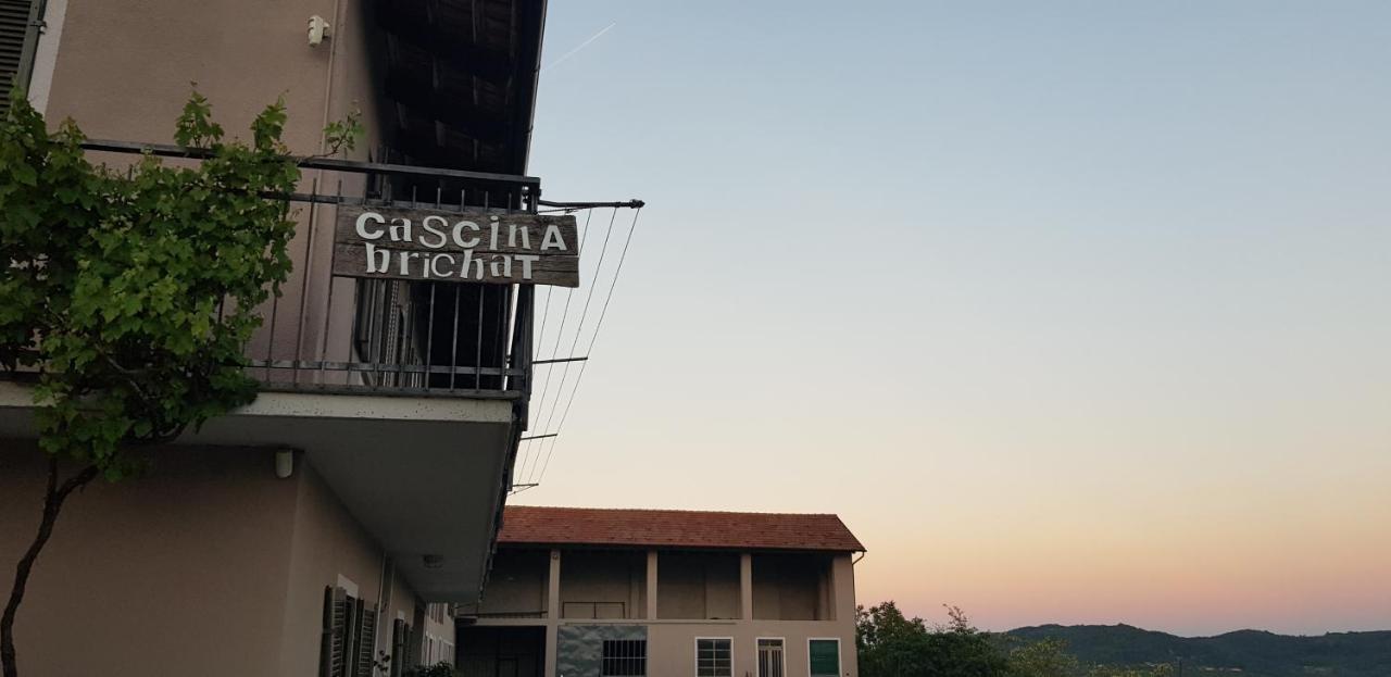 Cascina Brichat Alta Langa Bed and Breakfast Serravalle delle Langhe Eksteriør billede