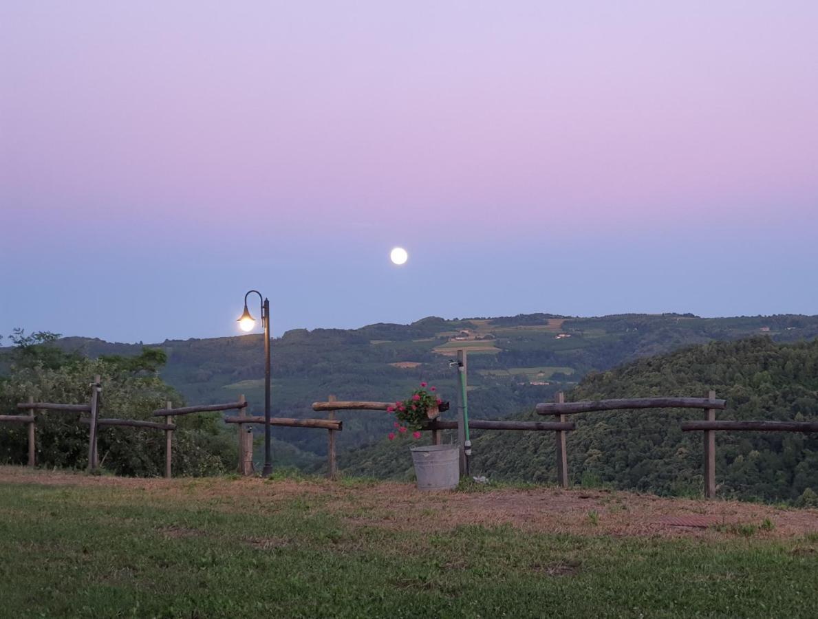 Cascina Brichat Alta Langa Bed and Breakfast Serravalle delle Langhe Eksteriør billede