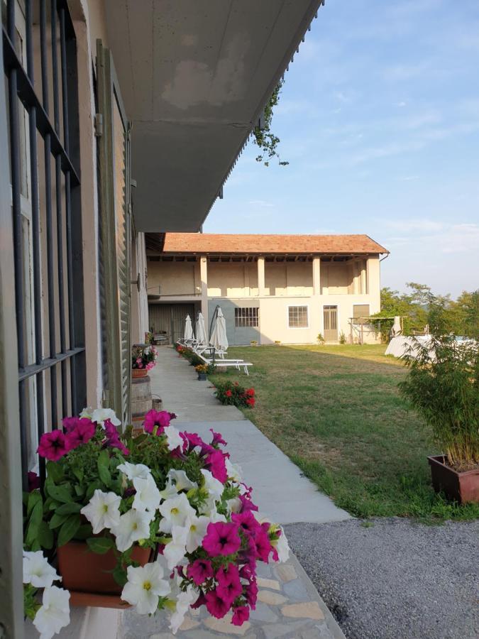 Cascina Brichat Alta Langa Bed and Breakfast Serravalle delle Langhe Eksteriør billede