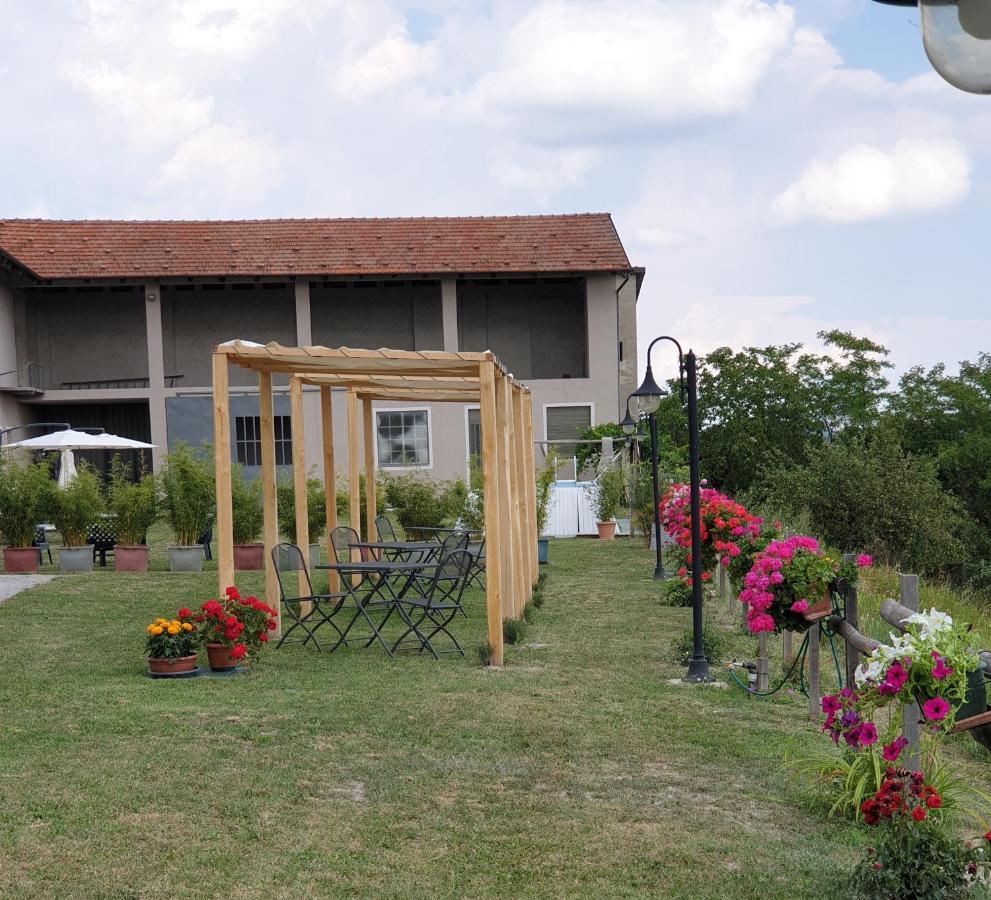 Cascina Brichat Alta Langa Bed and Breakfast Serravalle delle Langhe Eksteriør billede